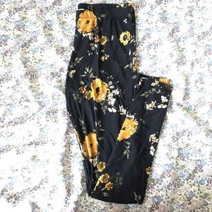 ❌SOLD❌ NWT Ardene Black and Yellow Floral Leggings